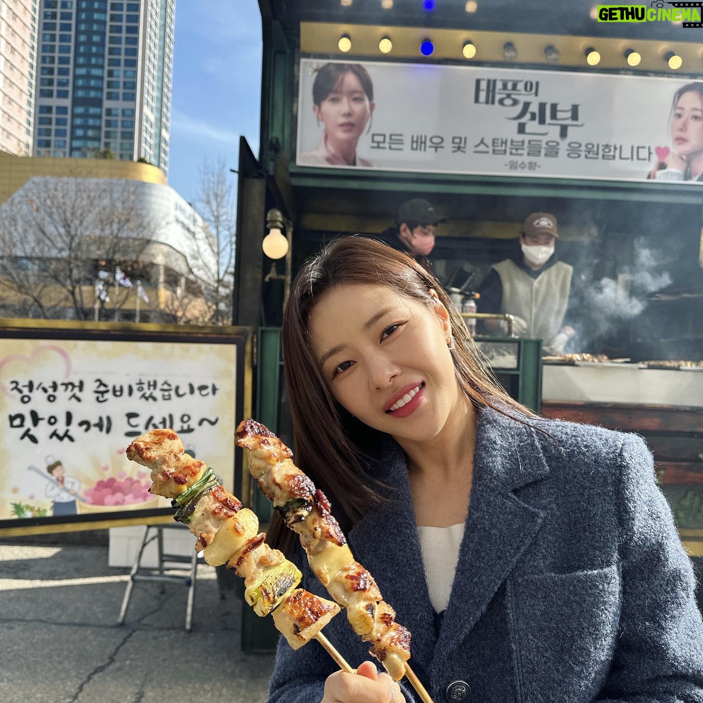 Park Ha-na - 7.5K Likes - 태풍의신부 세트 마지막날..
뭔가 허전한 마음이 가득했는데.... 우리 수향배우 덕분에 활짝 웃을 수 있었어요~감동이자나~남은 촬영 힘내서 마칠께요~고마워용~🧡🧡🧡🧡🧡
#서프라이즈#힘난다#감동#얼굴도마음도예쁜배우#임수향#꼭두의계절#화이팅#🥰
