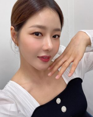 Park Ha-na Instagram - 💜