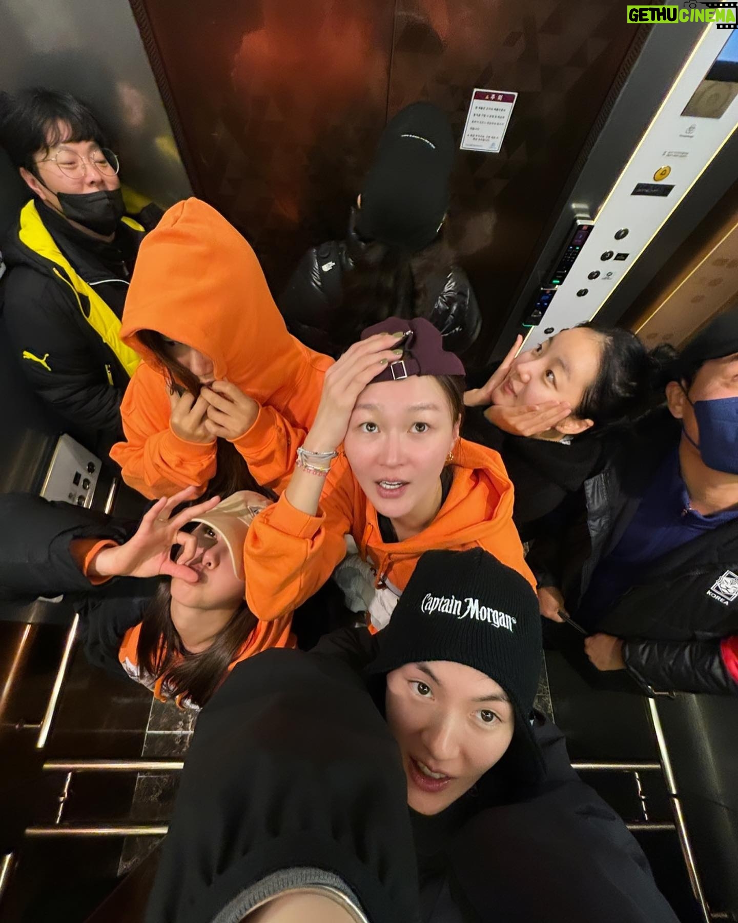 Park Ha-na Instagram - 액셔니사랑🧡 너무 귀엽자나!!! 앗!! 오렌지 군단!!! 엘베샷은 .. 하하 곽작가님 바이...ㅠ 또 만나요~ #액셔니스타#오렌지#골때리는그녀들