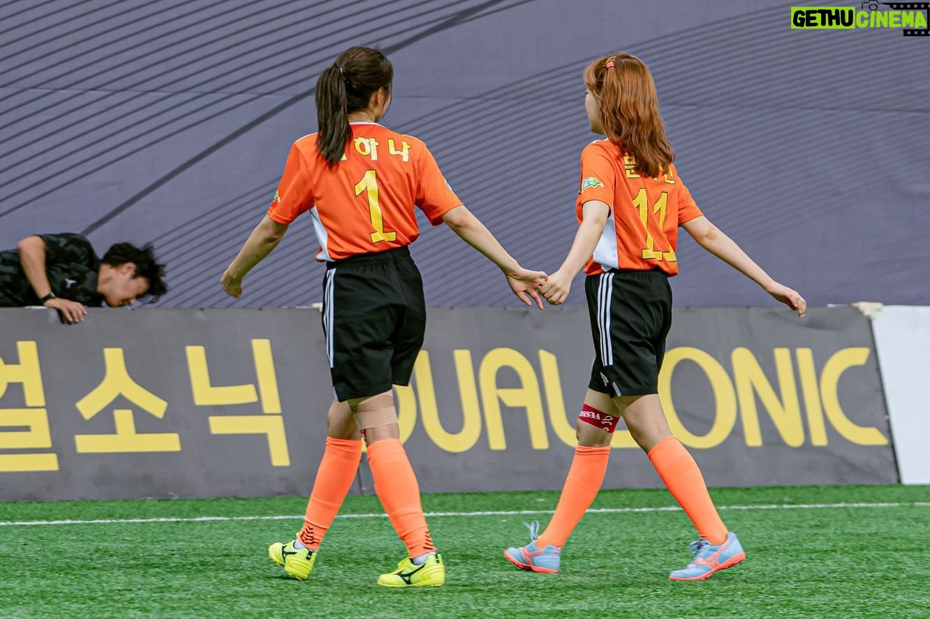 Park Ha-na Instagram - 오늘은 골때녀 하는날~~~ 9시 SBS #골때녀 보시고~ 10시 30분 MBC #라디오스타 보러오세요🧡