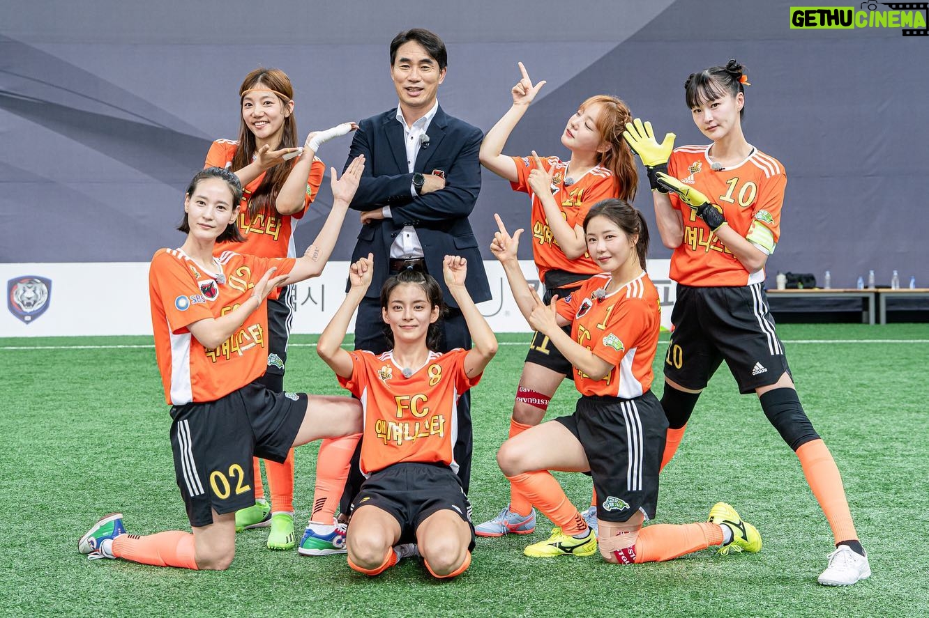 Park Ha-na Instagram - 오늘은 골때녀 하는날~~~ 9시 SBS #골때녀 보시고~ 10시 30분 MBC #라디오스타 보러오세요🧡