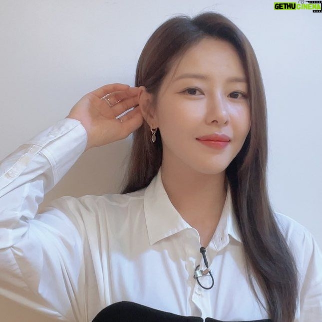 Park Ha-na Instagram - 오늘은 골때녀 하는날~~~ 9시 SBS #골때녀 보시고~ 10시 30분 MBC #라디오스타 보러오세요🧡