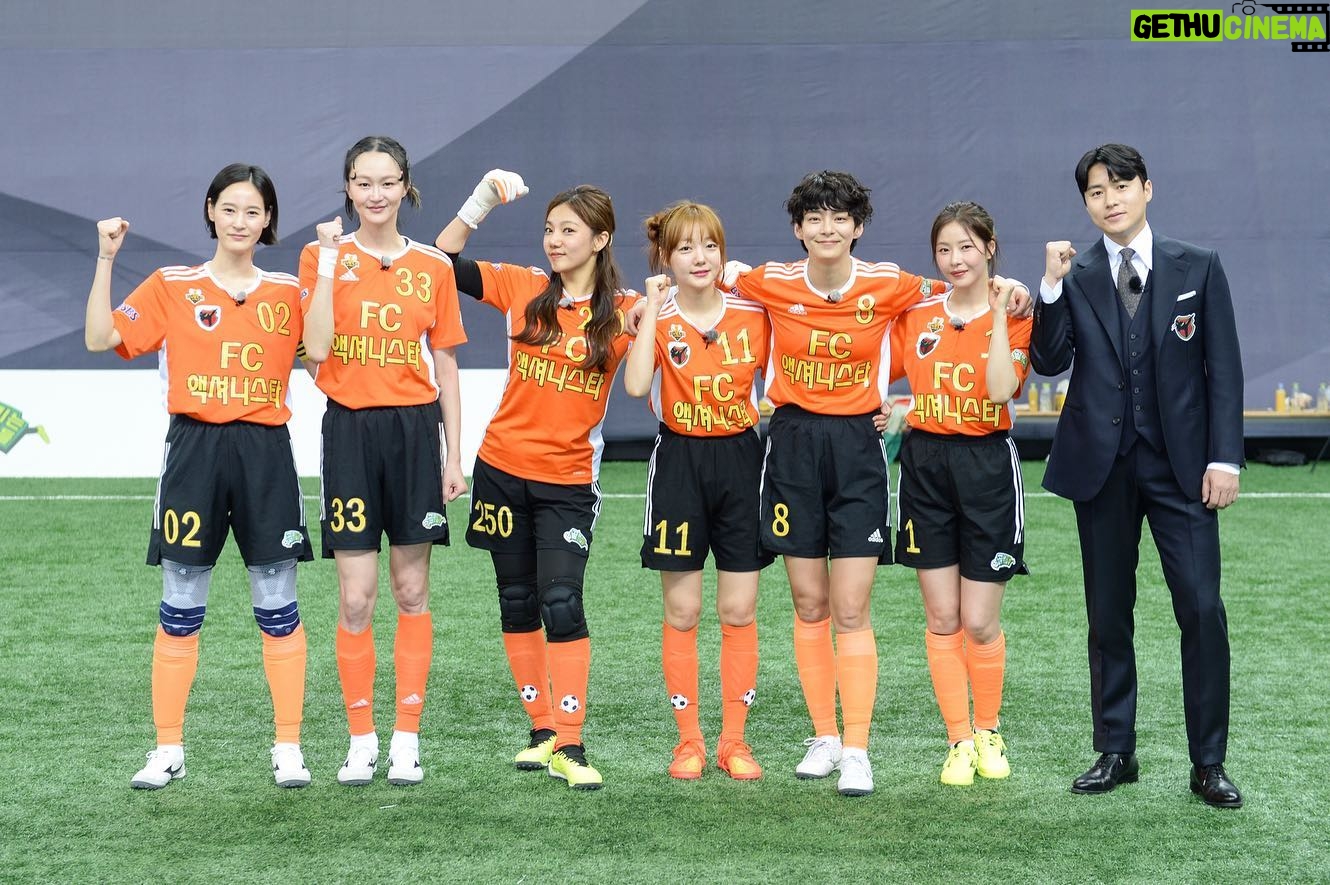 Park Ha-na Instagram - ๐งก#์ก์
๋์คํ#sbs๊ณจ๋๋ฆฌ๋๊ทธ๋
๋ค