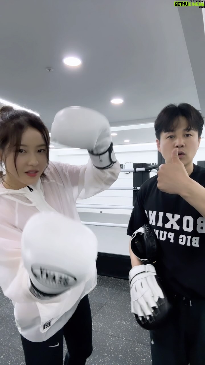 Park Ha-na Instagram - 우리의 첫만남~~~😎 체력을 올리자~~~아자! 때리는 맛이 있군..🤭 #🥊#복싱#빅펀치복싱클럽#신종훈관장님#복싱병아리🐥