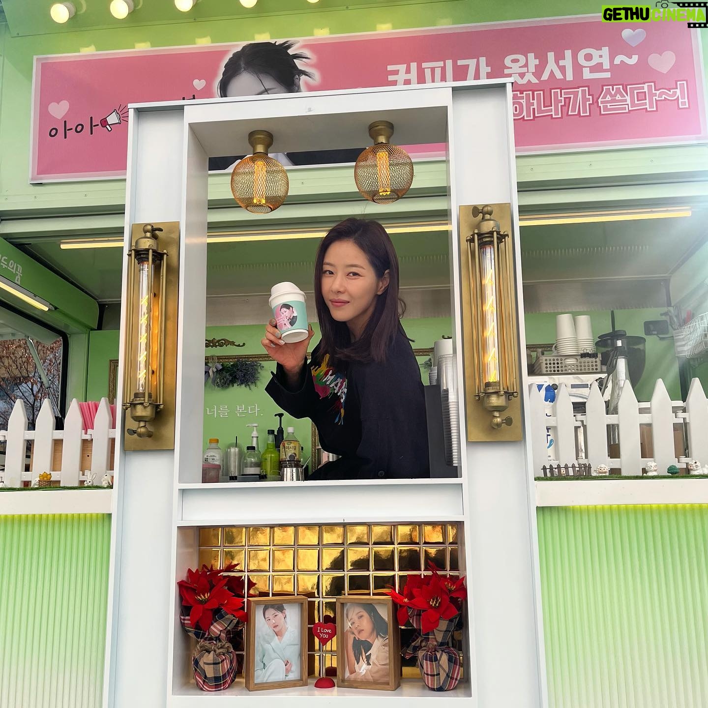 Park Ha-na - 5.5K Likes - 새해 복 많이 받으세요~
태풍의신부 화이팅~🫰🏻
오늘 하루도 아잣!🧡
#다올키친#친절한사장님#커피한잔#핫도그#붕어빵#너무좋아#🧡#센스만점멘트#울매니저#은지#최고다!