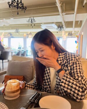 Park Ha-na Instagram - 🧡🖤