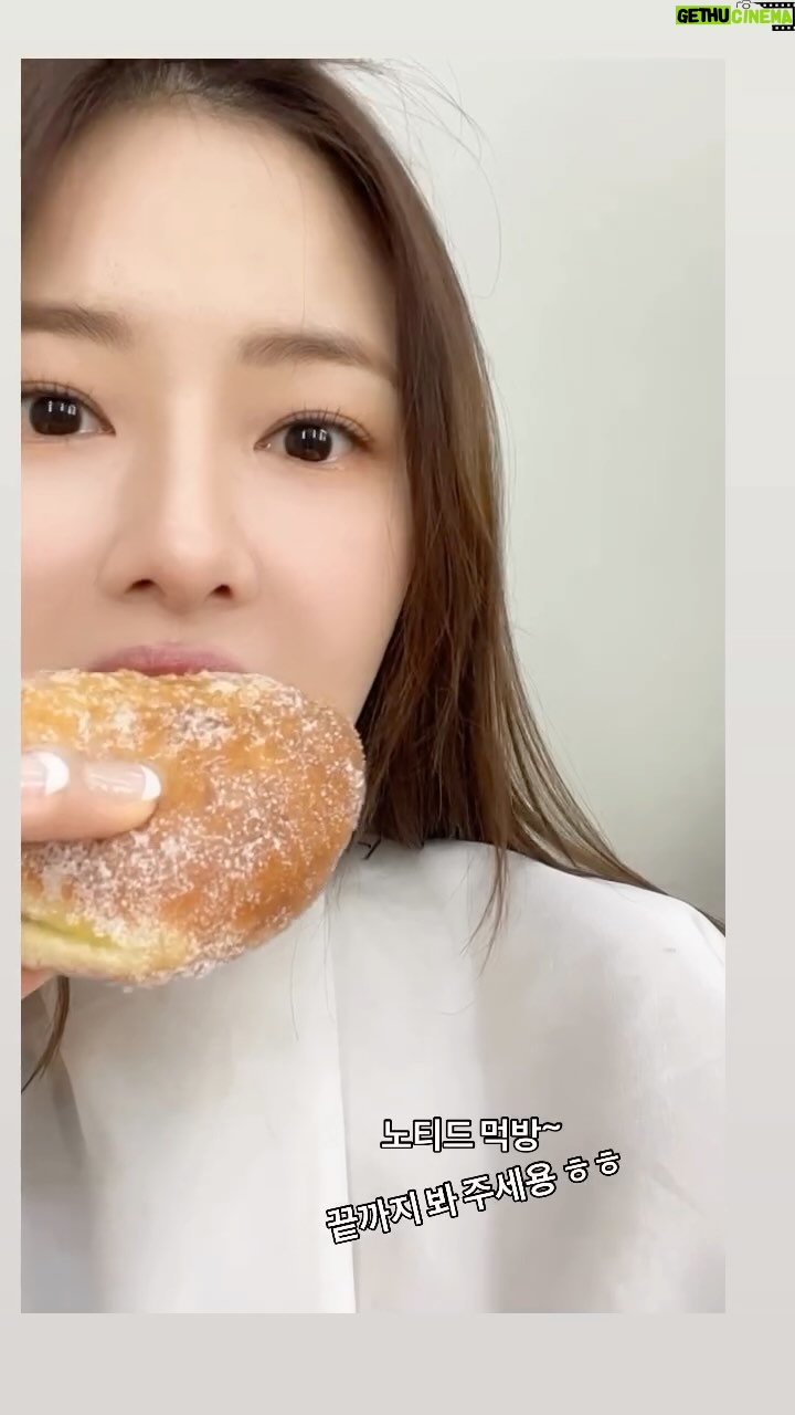Park Ha-na Instagram - 시사회 가기전 예쁘게~#헤메중 #먹방#노티드#딸기쨈🍓한가득~ 맛있자나요~💛#디저트 필요한 시간~