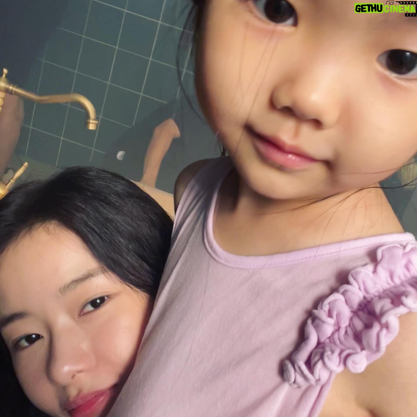Park Ha-na - 8.4K Likes - 오늘은 드디어~더 많은 분들께
보영이를 보여드리는 날!
2022년 한여름
멋진 선배님들과
좋은 감독님들 스탭분들과
천사같은 아역 친구들과
행복하게 만들었던 작품~
많은 시청 부탁드립니다~🧡
#태풍의신부 에서 #서연이 만나고~
#귀못 에서 #보영이를 만나주세요🫰🏻
#귀못
#KBS드라마스페셜
#CGV
#단독개봉#허진#정영주
#오은서#김주은#박하나
오늘밤 KBS2TV
7:50분 #태풍의신부
9:50분 #귀못
다음주 목요일 저녁 11:45분 #연중플러스