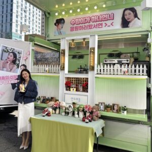 Park Ha-na Instagram - 태풍의신부 세트 마지막날..
뭔가 허전한 마음이 가득했는데.... 우리 수향배우 덕분에 활짝 웃을 수 있었어요~감동이자나~남은 촬영 힘내서 마칠께요~고마워용~🧡🧡🧡🧡🧡

#서프라이즈#힘난다#감동#얼굴도마음도예쁜배우#임수향#꼭두의계절#화이팅#🥰
