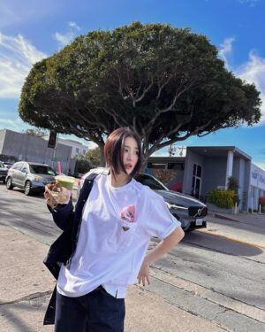 Park Ha-seon Instagram - 🌳냠

자켓 @dior homme
팬츠 @levis