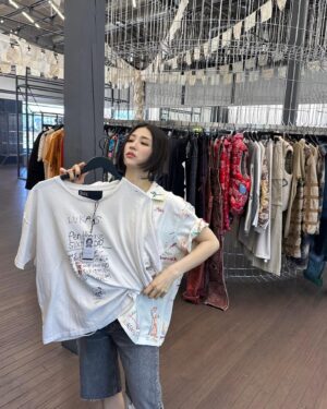 Park Ha-seon Instagram - 미국 물가 환율 
고르기 너무 힘들었다🤑

하나만
for 🙋🏻‍♂️