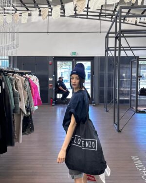 Park Ha-seon Instagram - 미국 물가 환율 
고르기 너무 힘들었다🤑

하나만
for 🙋🏻‍♂️