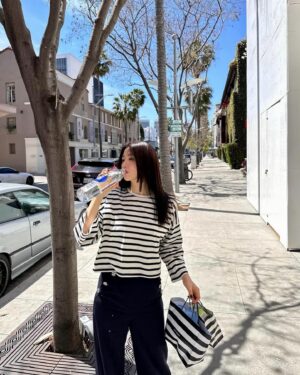 Park Ha-seon Instagram - 어후 덥다💦

한국에 생겨 반가웠는 데, 철수마요 @sephorakr 
#코덕 #스트라이프덕 은 슬퍼요🥹