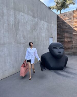 Park Ha-seon Instagram - 내가 진짜 이 날 내껀 안 사려고 했는 데, 여긴 그냥 지나칠 수가 없

빈티지 샵인데 가격은 빈티지가 아닌🥹