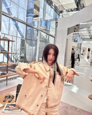 Park Ha-seon Instagram - 큰 옷 좋아함*