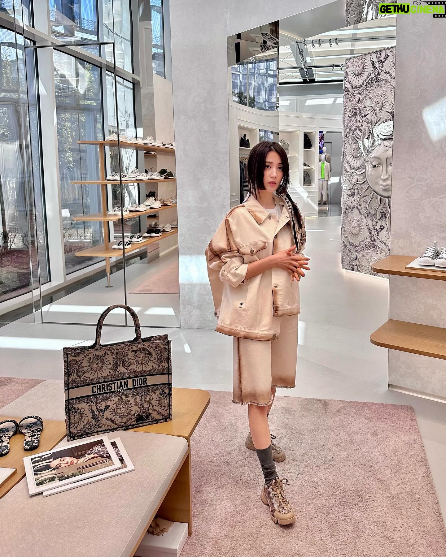 Park Ha-seon - 24.4K Likes - 큰 옷 좋아함*