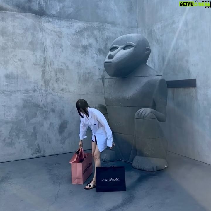 Park Ha-seon - 15.5K Likes - 내가 진짜 이 날 내껀 안 사려고 했는 데, 여긴 그냥 지나칠 수가 없
빈티지 샵인데 가격은 빈티지가 아닌🥹