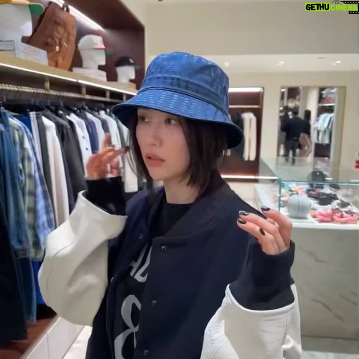Park Ha-seon - 15.5K Likes - 덥츕덥츕
얇패딩 고민하다 두고 온 날 원망하며 키뜨
모든 여행엔 여름 빼곤 얇패딩 필수 밑줄 쫙*