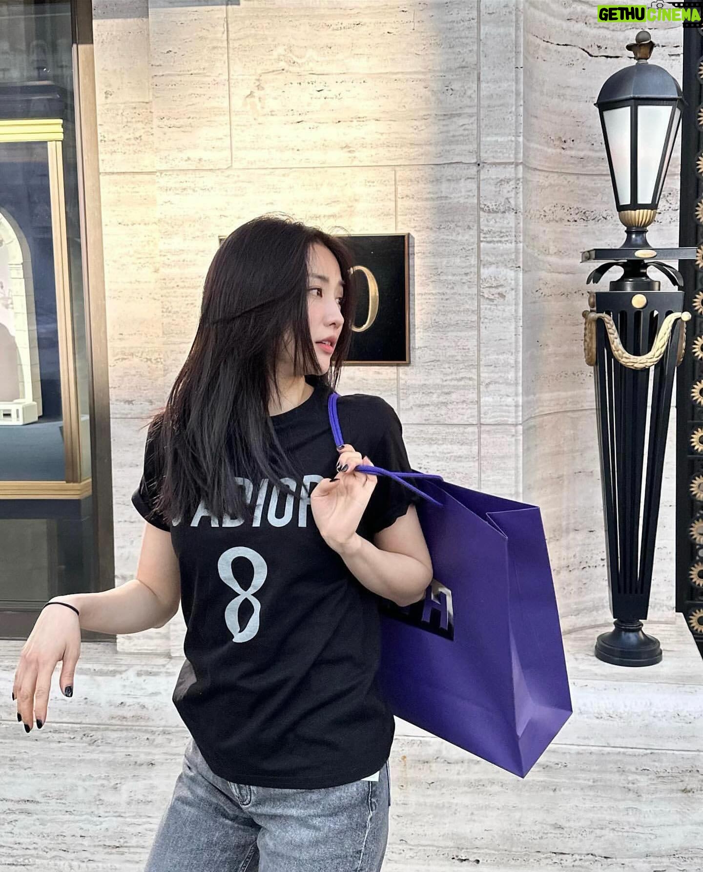Park Ha-seon - 15.5K Likes - 덥츕덥츕
얇패딩 고민하다 두고 온 날 원망하며 키뜨
모든 여행엔 여름 빼곤 얇패딩 필수 밑줄 쫙*