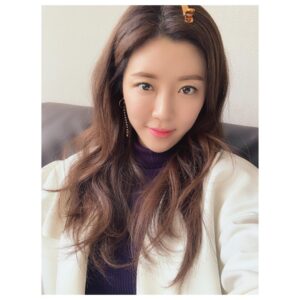 Park Han-byul Instagram - -
#귀걸이 도 하고, #메이크업 도 하고~
예쁘게 꾸몄으니 #셀카 📸😍