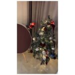 Park Han-byul Instagram - #크리스마스 준비🎄 - #산타할아버지 #선물 가지고 바쁘게 올라가시는중 🎅🏼🎁 - #christmas
