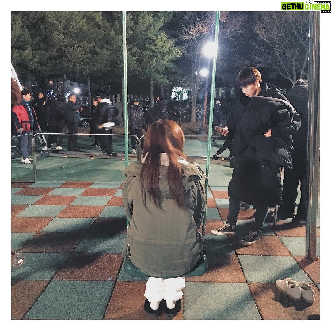 Park Han-byul - 3.7K Likes - -
남자사람과 #덩치 가 똑같은 (더 큰가..?) #마리 는
도대체 #옷 을 몇겹을 입었을까아아요오~?🙄
-
#겨울전문배우 #완전무장
#팔이잘안모아짐 #그래도춥다
#슬플때사랑한다 #촬영중
#1월엔 #얼마나더입어야하지 😥