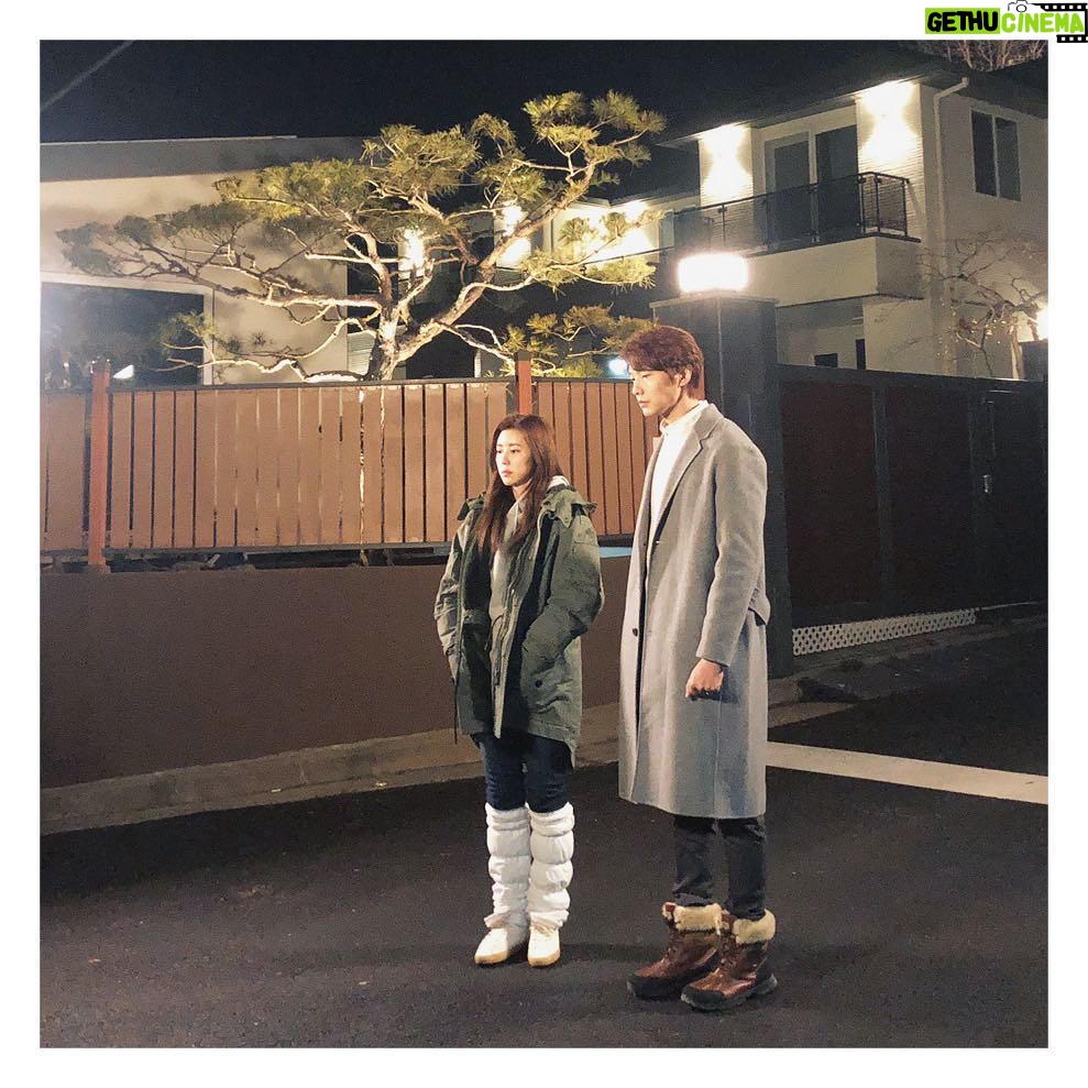 Park Han-byul - 3.7K Likes - -
남자사람과 #덩치 가 똑같은 (더 큰가..?) #마리 는
도대체 #옷 을 몇겹을 입었을까아아요오~?🙄
-
#겨울전문배우 #완전무장
#팔이잘안모아짐 #그래도춥다
#슬플때사랑한다 #촬영중
#1월엔 #얼마나더입어야하지 😥
