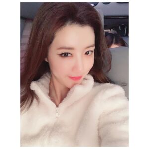 Park Han-byul Instagram - 왼쪽눈이 오른쪽눈 혼낼꺼같음👀
-
#메이크업 지우다말고 #셀카타임
#고양이눈 에서 #강아지눈 으로🙈ㅋㅋ