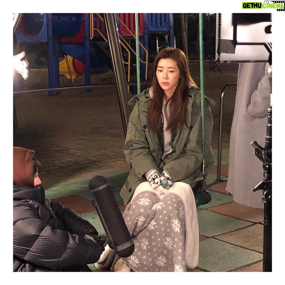Park Han-byul - 3.7K Likes - -
남자사람과 #덩치 가 똑같은 (더 큰가..?) #마리 는
도대체 #옷 을 몇겹을 입었을까아아요오~?🙄
-
#겨울전문배우 #완전무장
#팔이잘안모아짐 #그래도춥다
#슬플때사랑한다 #촬영중
#1월엔 #얼마나더입어야하지 😥