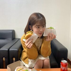 Park Hye-su Instagram - 디어엠 촬영장에 쉐이크쉑에서 간식을 보내주셨어요! 감사합니다🤍💛🤍