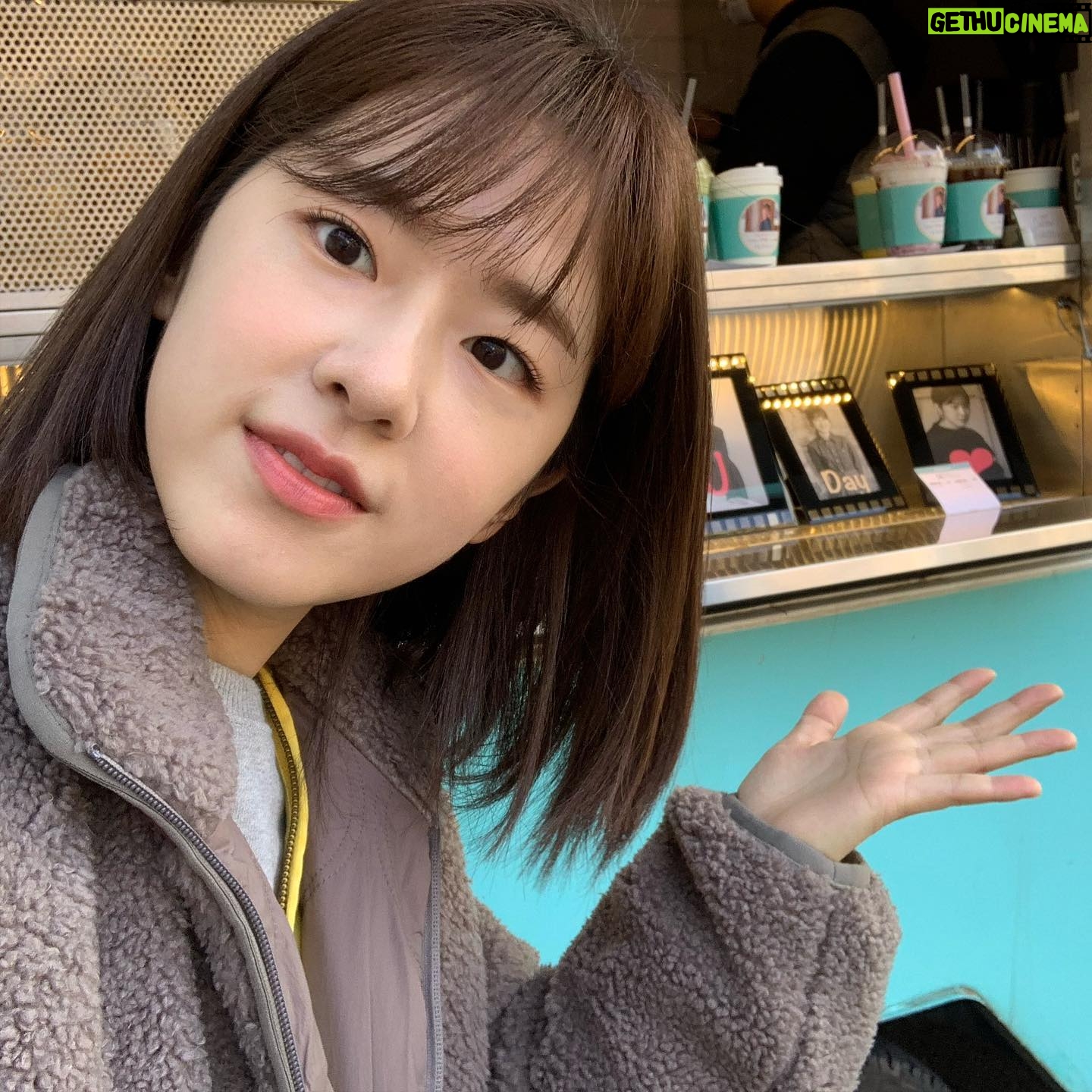 Park Hye-su - 77.2K Likes - 가을부터 겨울까지 받았던 선물 꾸러미들 인증샷을 모아보았습니다 덕분에 너무 행복합니다 (편지들도 다 읽었답니다 읽으며 혼자 웃고 울고..🥲) 진심으로 감사하고 또 감사합니다 모두 모두 건강하게 지내고 계시기를 바랍니다💜 사랑 가득 담아 혜수 올림