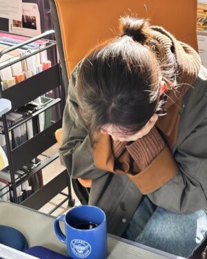 Park Ji-hyun Instagram - 안녕하세요 박지현입니다.

드디어 작년 한 해 동안 많은 분들의 노고가 담긴 드라마 ‘재벌 X 형사’가 끝이 났습니다. 마지막 촬영 날 제가 (너무나도 심히..) 우는 바람에 여러분들께 종영 소감을 담은 영상이 온전치 못해서 이렇게 글로나마 마음을 전해봅니다. 
이번 작품은 제게 정말 큰 도전이었고 과제였던 거 같아요. 지금까지 연기를 하면서 부족한 제게 너무나 큰 배움을 준 작품입니다. 이 전까지 연기한 역할들을 보내면서 단 한 번도 미련이 남았던 적이 없는데, 유일하게 강현이에게 미련이 남네요. 과정 속에서 배운 것이 많은 만큼 성장을 했기에 그렇다고 생각합니다. 
운이 좋게도 너무나 훌륭하신 분들이 지금의 강현이가 있게끔 도와주셔서 가능했던 것 같아요 정말 감사합니다. 또한 많이 부족했던 저를, 강현이로 받아주시고 응원해 주신 모든 분들께도 너무나 감사합니다. 앞으로는 배우로서 미련 없이 연기를 끝마칠 수 있도록 최선을 다할게요. 드라마는 끝났지만 이후의 강현이의 삶, 그리고 배우로서 박지현의 삶도 지켜봐 주세요 :)

사랑을 담아, -지현 올림-

At last, the drama ”Flex X Cop“ which has been the result of many people’s hard work over the past year, has ended.
On the last day of shooting, I cried so much that the interview about the end of the show was not completed. So I’m expressing my sincere feelings with some words instead.
This project was a huge challenge for me. 
It‘s a work that made me learn so much because my acting career until now has been fun and improvised but playing the main character required another level of responsibility and physical strength.
I didn’t have any regrets after finishing a role normally, but Kang Hyun is the only one that I was left with much to be desired. Maybe because I’ve grown as much as I‘ve learned in the process. 
Thankfully, I’ve been lucky enough to work with professionals that helped me along the process. I would like to thank all the staff members of the project who made Kang Hyun today. 
I would also like to thank everyone who accepted and supported me, as Lee Kang Hyun, even though i was inexperienced. I’ll try to always do my very best to act without leaving any regrets. Though the drama has finished, please look forward to the rest of Kang Hyun‘s life as well as my acting life :)

Sincerely with love, Jihyun.