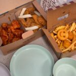 Park Ji-yoon Instagram - 오늘 저녁은 내친구 아들이 하룻밤 게스트여서 어제 미리 내친구 아들하고 저녁메뉴는 짜장면으로 합의봤는데 갑자기 오늘 변심을 하셔서 양념치킨 드신다고… 다인이 누나 탕수육 먹을 생각에 설레서 학원갔는데 너 어떻게 책임질거니..?🥹 암튼 아들들은 닭, 난 닭알🥚 네 육천오백칠십팔번째 다이어트 드디어 온거 맞고요, 억울해서 순살치킨도 닭가슴살 아니냐며 한입 먹는 충동범죄에 나 자신이 싫어지는 위기를 지나 친구가 간곡하게 부탁한 받아쓰기 연습을 위해 유튜브로 집게발들이 나오는 걸 보는 애들을 눌러앉혀 문제 내보기📝 죄없는 이안이는 왜 고통받는지 모르겠지만 #오늘의재능낭비 #아나운서엄마_이모 결론은 #배고프다증말