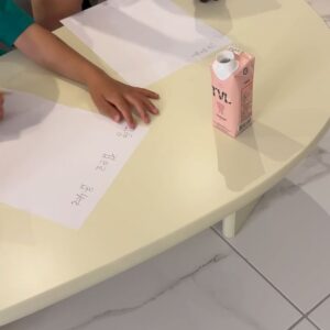 Park Ji-yoon Instagram - 오늘 저녁은 내친구 아들이 하룻밤 게스트여서 어제 미리 내친구 아들하고 저녁메뉴는 짜장면으로 합의봤는데 갑자기 오늘 변심을 하셔서 양념치킨 드신다고… 다인이 누나 탕수육 먹을 생각에 설레서 학원갔는데 너 어떻게 책임질거니..?🥹 암튼 아들들은 닭, 난 닭알🥚 네 육천오백칠십팔번째 다이어트 드디어 온거 맞고요, 억울해서 순살치킨도 닭가슴살 아니냐며 한입 먹는 충동범죄에 나 자신이 싫어지는 위기를 지나 친구가 간곡하게 부탁한 받아쓰기 연습을 위해 유튜브로 집게발들이 나오는 걸 보는 애들을 눌러앉혀 문제 내보기📝 죄없는 이안이는 왜 고통받는지 모르겠지만 #오늘의재능낭비 #아나운서엄마_이모 결론은 #배고프다증말