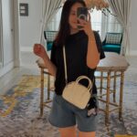 Park Ji-yoon Instagram - [제이미원더백 공구] 리옹화이트 in베트남🤍편 한참전에 긴 휴일이 주어져 친한 지인이 있는 베트남에 출장겸 여행을 다녀왔는데요, 리조트에서나 여행시에 딱 필요한 소지품만 넣기엔 리옹백 만한게 또 없어요 (크로스로 매면 건망증 환자도 안심😌) 별데나 핫플을 간건 아니고 리조트에 있다 겨우 근처 쇼핑몰가서 베트남 커피 마시고 쇼핑하고 오고가 다였는데 그래도 찰나의 힐링✨ 여름엔 시원~~하게 아무옷에나 어울리는 화이트🤍 추천합니당🤍