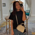 Park Ji-yoon Instagram - [제이미원더백 공구] 리옹화이트 in베트남🤍편 한참전에 긴 휴일이 주어져 친한 지인이 있는 베트남에 출장겸 여행을 다녀왔는데요, 리조트에서나 여행시에 딱 필요한 소지품만 넣기엔 리옹백 만한게 또 없어요 (크로스로 매면 건망증 환자도 안심😌) 별데나 핫플을 간건 아니고 리조트에 있다 겨우 근처 쇼핑몰가서 베트남 커피 마시고 쇼핑하고 오고가 다였는데 그래도 찰나의 힐링✨ 여름엔 시원~~하게 아무옷에나 어울리는 화이트🤍 추천합니당🤍