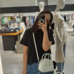 Park Ji-yoon Instagram - [제이미원더백 공구] 리옹화이트 in베트남🤍편 한참전에 긴 휴일이 주어져 친한 지인이 있는 베트남에 출장겸 여행을 다녀왔는데요, 리조트에서나 여행시에 딱 필요한 소지품만 넣기엔 리옹백 만한게 또 없어요 (크로스로 매면 건망증 환자도 안심😌) 별데나 핫플을 간건 아니고 리조트에 있다 겨우 근처 쇼핑몰가서 베트남 커피 마시고 쇼핑하고 오고가 다였는데 그래도 찰나의 힐링✨ 여름엔 시원~~하게 아무옷에나 어울리는 화이트🤍 추천합니당🤍