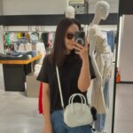 Park Ji-yoon Instagram - [제이미원더백 공구] 리옹화이트 in베트남🤍편 한참전에 긴 휴일이 주어져 친한 지인이 있는 베트남에 출장겸 여행을 다녀왔는데요, 리조트에서나 여행시에 딱 필요한 소지품만 넣기엔 리옹백 만한게 또 없어요 (크로스로 매면 건망증 환자도 안심😌) 별데나 핫플을 간건 아니고 리조트에 있다 겨우 근처 쇼핑몰가서 베트남 커피 마시고 쇼핑하고 오고가 다였는데 그래도 찰나의 힐링✨ 여름엔 시원~~하게 아무옷에나 어울리는 화이트🤍 추천합니당🤍