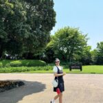 Park Ji-yoon Instagram - [제이미원더 리옹백 공구] 베이케이션 화보 ver.2 골프를 시작한지 1년밖에 안되었지만, 제주도는 대중적으로 이용할 수 있는 골프장들이 많다보니 지인분들이 놀러오시면 열심히 함께 다니는 편인데요, 마침 @jamiewander_official 대표님 부부가 오셨던날 저희집에서 가방 가깝고 그린이 아름답기로 유명한 #테디밸리cc⛳️ 로 운동을 갔었답니다. 처음엔 저도 잘 몰랐지만 골프를 하면 공이나 핀, 메이크업 제품등 사소한 소지품을 담을 작고 수납이 좋은 가방이 필요한데요, 천연레더에 코딩이 되어있어(블루는 무광) 빗방울이나 오염에도 강한 #리옹백 이 아주 딱이더라고요👌🏻 이날은 블랙 미니원피스를 입었는데 블랙&화이트 look으로 연출했었는데 작은 볼주머니를 달고 다니니 아주 귀엽고 예뻤지요🖤 좋은 사람들과 실력을 떠나 스트레스 받지 않고 초록을 많이 보고, 밟고, 쉬는 브레이크타임에는 맛난 안주에 (테디에 가신다면 어묵탕을 추천해요🥹) 시원한 막걸리도 짠🍶 정말 즐거웠던 주말 한자락….🫶🏻😌 #제이미원더리옹백 은 바로배송으로 주말동안 만나요✔️
