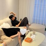 Park Ji-yoon Instagram - 알찬 하루를 보내고 홈스윗 홈🏡 굳이 청년다방을 드시겠다고 해서 배달은 내키지 않지만 시켜주고 내 디저트 로카는 라테용으로 얼려두고 (라테엔 꼬수운 릴렉스 추천요) 애들은 에브리데이 버블밀크티🧋 버블펄 질문주셨는데 저는 사진의 제품 써요, 전자렌지 30초면 쫄깃 펄👌🏻 이렇게 또 일요일이 가네요…🥹 . . 🤎 타바론 로얄밀크티 오늘까지입니다…!