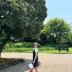 Park Ji-yoon Instagram - [제이미원더 리옹백 공구] 베이케이션 화보 ver.2 골프를 시작한지 1년밖에 안되었지만, 제주도는 대중적으로 이용할 수 있는 골프장들이 많다보니 지인분들이 놀러오시면 열심히 함께 다니는 편인데요, 마침 @jamiewander_official 대표님 부부가 오셨던날 저희집에서 가방 가깝고 그린이 아름답기로 유명한 #테디밸리cc⛳️ 로 운동을 갔었답니다. 처음엔 저도 잘 몰랐지만 골프를 하면 공이나 핀, 메이크업 제품등 사소한 소지품을 담을 작고 수납이 좋은 가방이 필요한데요, 천연레더에 코딩이 되어있어(블루는 무광) 빗방울이나 오염에도 강한 #리옹백 이 아주 딱이더라고요👌🏻 이날은 블랙 미니원피스를 입었는데 블랙&화이트 look으로 연출했었는데 작은 볼주머니를 달고 다니니 아주 귀엽고 예뻤지요🖤 좋은 사람들과 실력을 떠나 스트레스 받지 않고 초록을 많이 보고, 밟고, 쉬는 브레이크타임에는 맛난 안주에 (테디에 가신다면 어묵탕을 추천해요🥹) 시원한 막걸리도 짠🍶 정말 즐거웠던 주말 한자락….🫶🏻😌 #제이미원더리옹백 은 바로배송으로 주말동안 만나요✔️