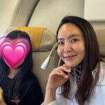 Park Ji-yoon Instagram - 정말 스치듯 서울을 지나와, 제주에 도착하니 굵은 빗줄기가 우리를 맞이하고 택시에 몸을 싣고 도착한 곳은 일요일의 루틴 앙데팡당. 아이들은 두번째지만, 난 첫끼인 미술때문이라기보다 카페로도 정말 맛이좋은 앙데팡당의 디저트들로 배고픈 여행자들의 배를 채우고 긴 여정에 지친 또또의 숨결이 느껴지는 털을 쓰다듬으며 오늘하루는..아니 나의 지난 주말은 어땠나 아쉬움은 없나 남은 시간은 또 어떻게 채우나 생각회로를 돌리며 오랜만에 책이나 읽어볼까 비치된 책들을 꺼내두는데 오늘은 어쩐지 굵은 빗줄기가 계속 내려주길 바랐지만 비가 그쳐가고 햇살이 살짝 비추네.