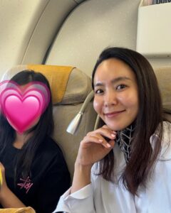 Park Ji-yoon Instagram - 정말 스치듯 서울을 지나와, 제주에 도착하니 굵은 빗줄기가 우리를 맞이하고 택시에 몸을 싣고 도착한 곳은 일요일의 루틴 앙데팡당. 아이들은 두번째지만, 난 첫끼인 미술때문이라기보다 카페로도 정말 맛이좋은 앙데팡당의 디저트들로 배고픈 여행자들의 배를 채우고 긴 여정에 지친 또또의 숨결이 느껴지는 털을 쓰다듬으며 오늘하루는..아니 나의 지난 주말은 어땠나 아쉬움은 없나 남은 시간은 또 어떻게 채우나 생각회로를 돌리며 오랜만에 책이나 읽어볼까 비치된 책들을 꺼내두는데 오늘은 어쩐지 굵은 빗줄기가 계속 내려주길 바랐지만 비가 그쳐가고 햇살이 살짝 비추네.