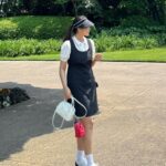 Park Ji-yoon Instagram - [제이미원더 리옹백 공구] 베이케이션 화보 ver.2 골프를 시작한지 1년밖에 안되었지만, 제주도는 대중적으로 이용할 수 있는 골프장들이 많다보니 지인분들이 놀러오시면 열심히 함께 다니는 편인데요, 마침 @jamiewander_official 대표님 부부가 오셨던날 저희집에서 가방 가깝고 그린이 아름답기로 유명한 #테디밸리cc⛳️ 로 운동을 갔었답니다. 처음엔 저도 잘 몰랐지만 골프를 하면 공이나 핀, 메이크업 제품등 사소한 소지품을 담을 작고 수납이 좋은 가방이 필요한데요, 천연레더에 코딩이 되어있어(블루는 무광) 빗방울이나 오염에도 강한 #리옹백 이 아주 딱이더라고요👌🏻 이날은 블랙 미니원피스를 입었는데 블랙&화이트 look으로 연출했었는데 작은 볼주머니를 달고 다니니 아주 귀엽고 예뻤지요🖤 좋은 사람들과 실력을 떠나 스트레스 받지 않고 초록을 많이 보고, 밟고, 쉬는 브레이크타임에는 맛난 안주에 (테디에 가신다면 어묵탕을 추천해요🥹) 시원한 막걸리도 짠🍶 정말 즐거웠던 주말 한자락….🫶🏻😌 #제이미원더리옹백 은 바로배송으로 주말동안 만나요✔️