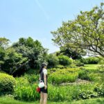 Park Ji-yoon Instagram - [제이미원더 리옹백 공구] 베이케이션 화보 ver.2 골프를 시작한지 1년밖에 안되었지만, 제주도는 대중적으로 이용할 수 있는 골프장들이 많다보니 지인분들이 놀러오시면 열심히 함께 다니는 편인데요, 마침 @jamiewander_official 대표님 부부가 오셨던날 저희집에서 가방 가깝고 그린이 아름답기로 유명한 #테디밸리cc⛳️ 로 운동을 갔었답니다. 처음엔 저도 잘 몰랐지만 골프를 하면 공이나 핀, 메이크업 제품등 사소한 소지품을 담을 작고 수납이 좋은 가방이 필요한데요, 천연레더에 코딩이 되어있어(블루는 무광) 빗방울이나 오염에도 강한 #리옹백 이 아주 딱이더라고요👌🏻 이날은 블랙 미니원피스를 입었는데 블랙&화이트 look으로 연출했었는데 작은 볼주머니를 달고 다니니 아주 귀엽고 예뻤지요🖤 좋은 사람들과 실력을 떠나 스트레스 받지 않고 초록을 많이 보고, 밟고, 쉬는 브레이크타임에는 맛난 안주에 (테디에 가신다면 어묵탕을 추천해요🥹) 시원한 막걸리도 짠🍶 정말 즐거웠던 주말 한자락….🫶🏻😌 #제이미원더리옹백 은 바로배송으로 주말동안 만나요✔️