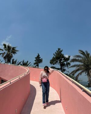 Park Ji-yoon Instagram - [제이미원더 리옹백] new pink와 함께 오픈완료입니다💖

이번 제이미원더 핫딜은 “베이케이션 화보”형식으로
소개해드리려고요,

다가오는 여름휴가를 꿈꾸는 당신에게
상황과 ootd에 맞는 리옹백을 제안해드릴게요💁🏻‍♀️
.
.
<제주 서귀포 Boo Gelato🍦편>

제주 사계해안이 멋지게 펼쳐지는 바닷가에
핑크성이💒이 나타났으니…! 바로 #부젤라또 

바다가 보이느 매장에서 신중하게 골라보는 아이스크림!

드디어 고민끝에 아이스크림이 나왔어요,
덥지만 야외에서 먹어주는게 또 맛이니까😋

#리옹백 pink와 함께 있으니 더 사랑스러운 느낌💓

묽은 제형이지만 너무 달지않고 신선한 맛이었던 
젤라또를 맛있게 먹고 
화장을 고치며 예쁜척 인생샷도 좀 남겨보고요
바다를 더 멀리볼 수 있는 전망대도 올라가봅니다.

제주여행 오신다면 부젤라또🍦한번 들러보세요!

아☝🏻깔맞춤 천재라면 핑크리옹백 잊지마시구요🫶🏻💕
.
.
👜이번에 준비한 리옹백 4컬러는 모두 바로배송 됩니다! 🚚
———-/-
블라우스 @minting_lee 상시판매제품은 아니에요