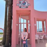 Park Ji-yoon Instagram - [제이미원더 리옹백] new pink와 함께 오픈완료입니다💖 이번 제이미원더 핫딜은 “베이케이션 화보”형식으로 소개해드리려고요, 다가오는 여름휴가를 꿈꾸는 당신에게 상황과 ootd에 맞는 리옹백을 제안해드릴게요💁🏻‍♀️ . . 제주 사계해안이 멋지게 펼쳐지는 바닷가에 핑크성이💒이 나타났으니…! 바로 #부젤라또 바다가 보이느 매장에서 신중하게 골라보는 아이스크림! 드디어 고민끝에 아이스크림이 나왔어요, 덥지만 야외에서 먹어주는게 또 맛이니까😋 #리옹백 pink와 함께 있으니 더 사랑스러운 느낌💓 묽은 제형이지만 너무 달지않고 신선한 맛이었던 젤라또를 맛있게 먹고 화장을 고치며 예쁜척 인생샷도 좀 남겨보고요 바다를 더 멀리볼 수 있는 전망대도 올라가봅니다. 제주여행 오신다면 부젤라또🍦한번 들러보세요! 아☝🏻깔맞춤 천재라면 핑크리옹백 잊지마시구요🫶🏻💕 . . 👜이번에 준비한 리옹백 4컬러는 모두 바로배송 됩니다! 🚚 ———-/- 블라우스 @minting_lee 상시판매제품은 아니에요
