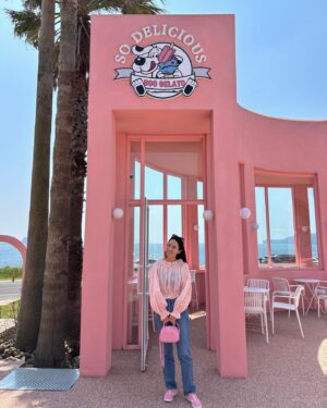 Park Ji-yoon Instagram - [제이미원더 리옹백] new pink와 함께 오픈완료입니다💖

이번 제이미원더 핫딜은 “베이케이션 화보”형식으로
소개해드리려고요,

다가오는 여름휴가를 꿈꾸는 당신에게
상황과 ootd에 맞는 리옹백을 제안해드릴게요💁🏻‍♀️
.
.
<제주 서귀포 Boo Gelato🍦편>

제주 사계해안이 멋지게 펼쳐지는 바닷가에
핑크성이💒이 나타났으니…! 바로 #부젤라또 

바다가 보이느 매장에서 신중하게 골라보는 아이스크림!

드디어 고민끝에 아이스크림이 나왔어요,
덥지만 야외에서 먹어주는게 또 맛이니까😋

#리옹백 pink와 함께 있으니 더 사랑스러운 느낌💓

묽은 제형이지만 너무 달지않고 신선한 맛이었던 
젤라또를 맛있게 먹고 
화장을 고치며 예쁜척 인생샷도 좀 남겨보고요
바다를 더 멀리볼 수 있는 전망대도 올라가봅니다.

제주여행 오신다면 부젤라또🍦한번 들러보세요!

아☝🏻깔맞춤 천재라면 핑크리옹백 잊지마시구요🫶🏻💕
.
.
👜이번에 준비한 리옹백 4컬러는 모두 바로배송 됩니다! 🚚
———-/-
블라우스 @minting_lee 상시판매제품은 아니에요