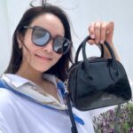Park Ji-yoon Instagram - [제이미원더 리옹백] 베이케이션 화보 ver.4 제주에서 일행들과 함께 묵을 숙소로 선택한 곳은 마치 남프랑스 어느 휴양지 골목 끝자락에 나타났을 법한 @bat_bat___ 이었답니다. 제 로망이기도 한 남유럽의 많은 도시들은 유럽 부자들의 휴양지로도 잘 알려져 있어서 한때 유행이었던 올드머니룩에 제이미원더 #리옹백 블랙🖤을 코디해보았죠! 어떠세요? 화이트에 블랙은 진리 기본 아닐까요? 흰 천…아니 흰 원피스와 바람만 있다면 어디든 갈 수 있어….✨ 앤드 리옹백……🥹 스테이케이션의 진수를 느꼈던 숙소에서 떠나기 아쉬운 마음을 가득 담았던 순간이었답니다😌 우리의 다음 목적지는 어디였을까요…? 커밍순 💁🏻‍♀️ . . #제이미원더리옹백 핫딜 ing 화이트.핑크 소진 속도 빨라요☝🏻