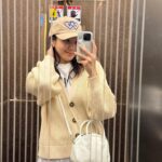 Park Ji-yoon Instagram - #오늘아님 #어떤날의밤마실 🍺🌙 제주에 내려와 산지 4년차가 되다보니 워킹맘이라 자발적 왕따(?)였던 서울살이와 달리 작은 동네에서 복닥복닥 친하게 지내는 엄마들이 많아 그래도 가끔 힘들때 기댈 수도 있고 같이 운동도 수다도 하니 너무 좋아요😌 그중의 한 그룹과 “아이들 저녁먹이고 만나자” 하며 엇갈리다 드디어 접선한 날, 단단한 각오로 가방에 숙취해소젤리 넣고 인도도 없는 꼬불길을 걸어 우리동네 몇안되는 안주맛집 갔던날 🕺🏻 사장님이 숨겨둔 켈리까지 우리가 다 품절시키고 왔지모야🙈 짧은시간에 빨리 먹고 빨리 헤어져야 하는 엄마들이라 결국 빛의 속도로 달리다 우리집와서 2차 ✌🏻 하이볼 사케 맥주.. 우리집 술은 다 동내도 가신분들… 담에 또 만나요🫶🏻 . . #제이미원더 #리옹백 4컬러 리오더 핫딜 ✔️오늘 자정부터 금토일 주말 진행하고요(바배) 💛트록세덤도 주말까지 같이 만나요! 🍋 아! 담은유자데이는 변함없이 6/1(토) 원데이@ …. 바쁘다 바빠 디코테 😜